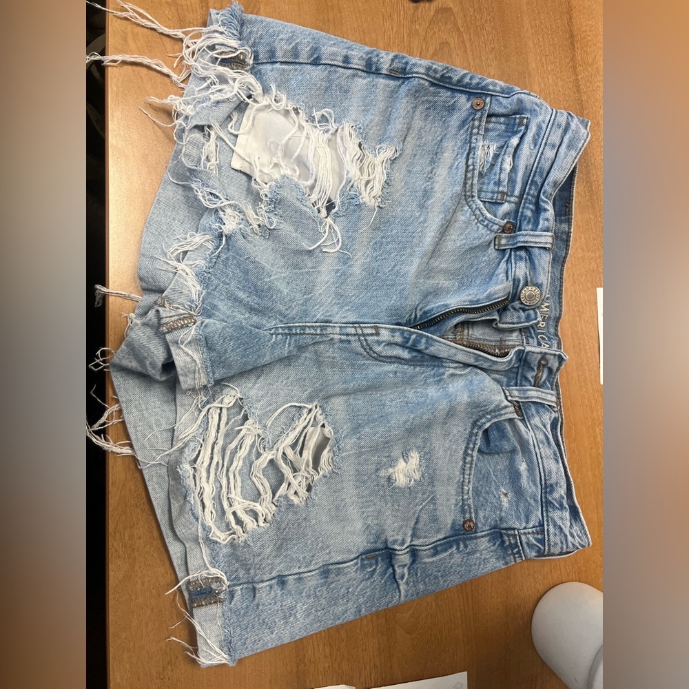 American Eagle 
Mom shorts
Size 4